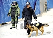 排爆專家、警犬在現(xiàn)場待命。