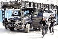 特警的突擊車到達(dá)現(xiàn)場。