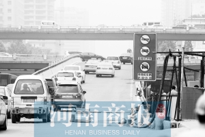 紫荊山立交橋上橋口，已經(jīng)有非綠標(biāo)車禁止通行的標(biāo)志 王春勝/攝