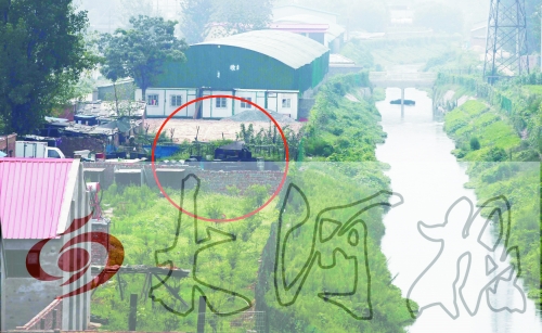 　彩虹橋西南側有一個大型地溝油加工窩點，廢水流入旁邊的排水渠。