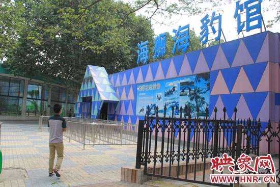 因?yàn)槭侵芤?，鄭州市?dòng)物園海洋館的游客并不多。