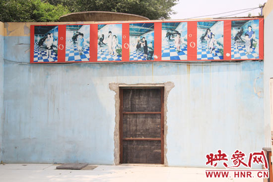 在鄭州市動(dòng)物園內(nèi)的海獅館內(nèi)，隨處可見游客與動(dòng)物合影的宣傳畫。