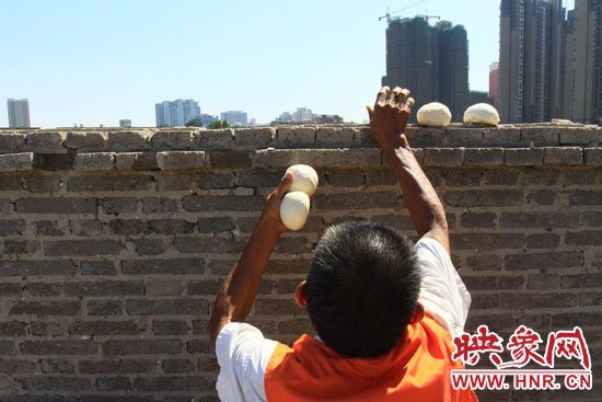 圖為老王在取曬干的饅頭。