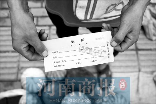 百花路附近的瓜農(nóng)宋師傅交完衛(wèi)生費后收到一張收據(jù)，但沒有收款單位