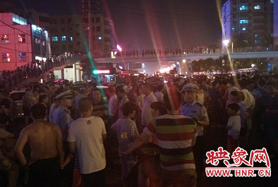 8月7日晚20時許，幾位交警在人群中