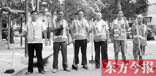 昨天下午6點，6名環(huán)衛(wèi)工人相伴乘坐B1返回27公里外的花園口村。