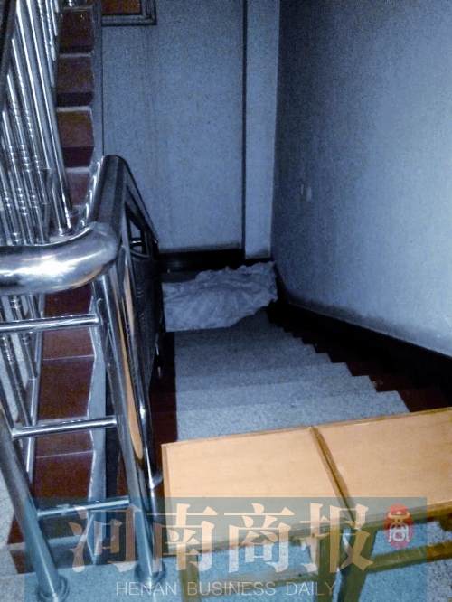 昨晚7點(diǎn)多，女孩的尸體還未移走 見習(xí)記者 姬中貴/攝