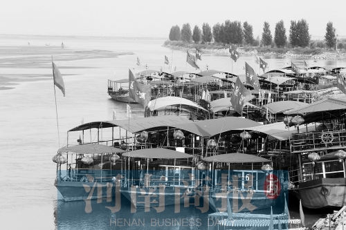 這些出航的船只，都沒有相關(guān)資質(zhì) 記者 王春勝/攝