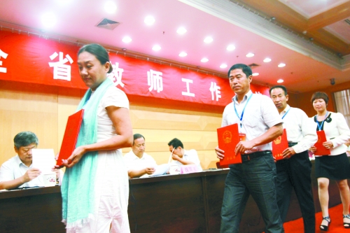 昨日，我省諸多優(yōu)秀教師獲頒“師德標(biāo)兵”、“師德先進(jìn)個人”等榮譽證書。