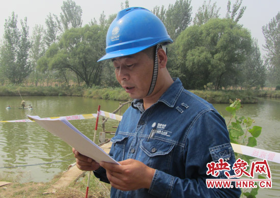 登塔之前，樊建軍在做最后的安全指示