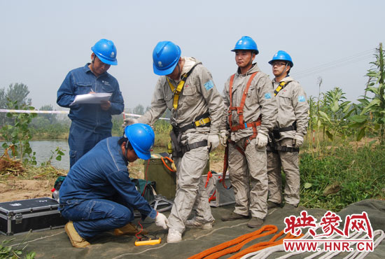 “弟兄們”每次上塔作業(yè)，樊建軍都要認真核對檢查，不容一絲失誤出現(xiàn)。