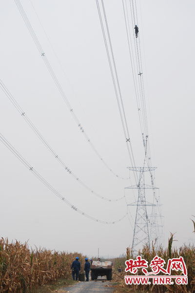 樊建軍自已笑稱，他們更像是一群“高空舞者”。