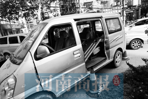 　面包車的后座上，放著被掰掉的車門