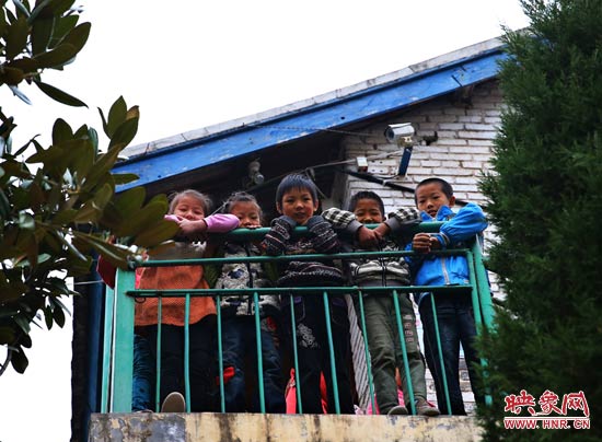 對(duì)于記者的到來，孩子們充滿了好奇