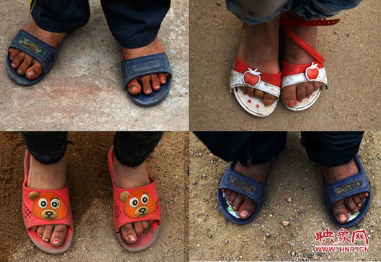 山里的溫度已經(jīng)很低了，有些孩子還是光腳穿著拖鞋。