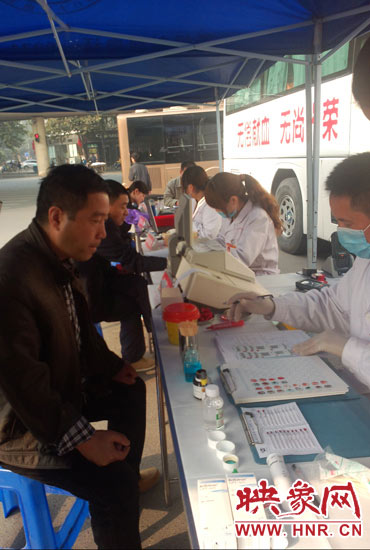 上午10時許，幾位市民在河南省人民會堂門口獻(xiàn)血