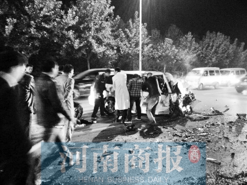 慘劇現(xiàn)場，眾人紛紛上前施救，有人拉住變形的車門，為傷者爭取救援時間