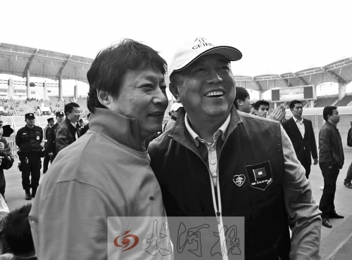 比賽結(jié)束后，老胡熱情擁抱老唐。