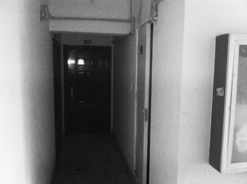 被砸網(wǎng)吧在鄭州安徐莊公館小區(qū)的一棟居民樓里，昨天，網(wǎng)吧已關(guān)門。