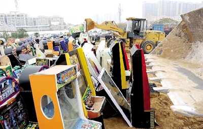 昨日16時，在鄭州市公安局治安支隊院內(nèi)，省會警方集中銷毀了“雷霆”行動中查獲的賭博機等涉賭物品