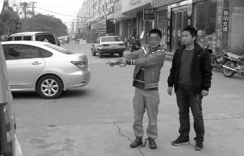 靳某指認(rèn)現(xiàn)場 靳某指認(rèn)現(xiàn)場