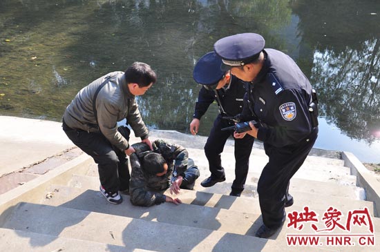 該男子滾入冰冷的金水河，嗆了幾口污水，連滾帶爬從水中出來，隨后被金水路派出所民警救上岸。