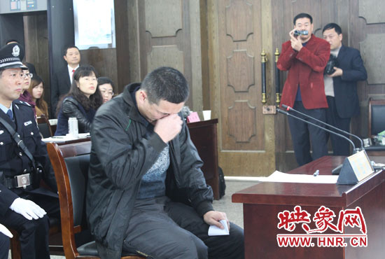 庭審現(xiàn)場，被告人常樹民哽咽著宣讀手中的悔恨書。