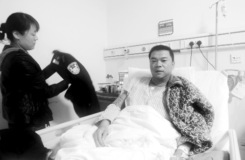 交警王建強目前仍呆在重癥監(jiān)護室里,妻子在為他整理警服 交警王建強目前仍呆在重癥監(jiān)護室里,妻子在為他整理警服