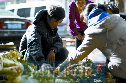 附近的市民得知了他的遭遇，紛紛前來(lái)買(mǎi)菜