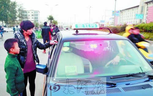 看見有帶小孩的乘客，王師傅都會遞上字條，提醒乘客。