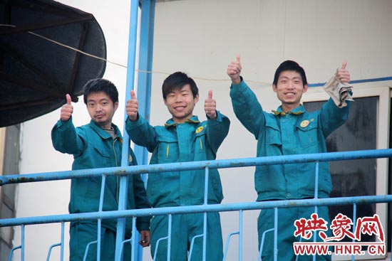 干的好的時(shí)候，他們會(huì)給同伴豎起大拇指