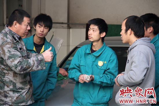 楊冠軍（左）在和兄弟們交流時(shí)，多數(shù)都是用手語(yǔ)