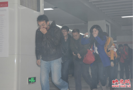 演習(xí)中，地鐵乘客從地鐵車(chē)廂中跑出。