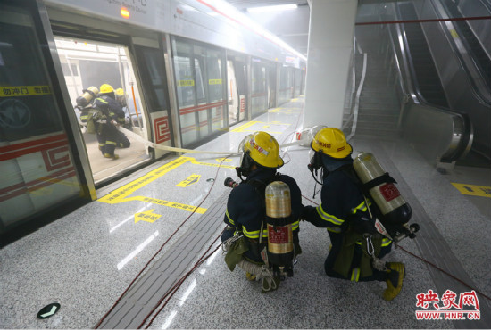 人員疏散完畢后，消防隊(duì)員開(kāi)始滅火