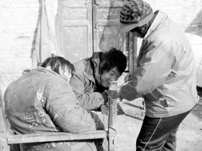 去年年初，武文英和雙胞胎腦癱兒子。圖片來(lái)源/《周口晚報(bào)》