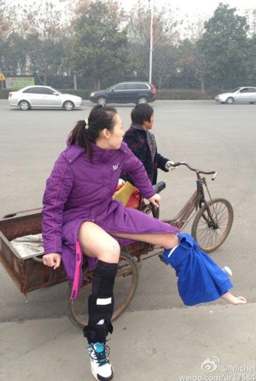 楊婕與朱婷相撞受傷下場-街頭大媽三輪送賓館。