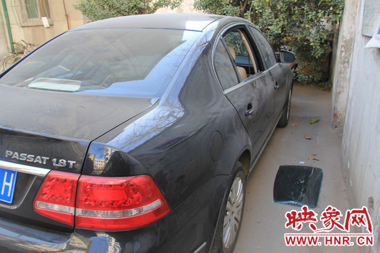 12月12日，鄭州金水區(qū)一小區(qū)汽車車窗被撬