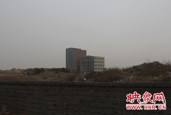 一墻之隔，但內(nèi)外環(huán)境卻截然不同