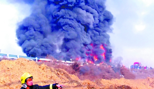 京港澳高速漯河段一貨車(chē)起火 200多萬(wàn)元家電被燒毀