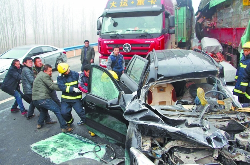 現(xiàn)場(chǎng)慘不忍睹，眾人合力施救。