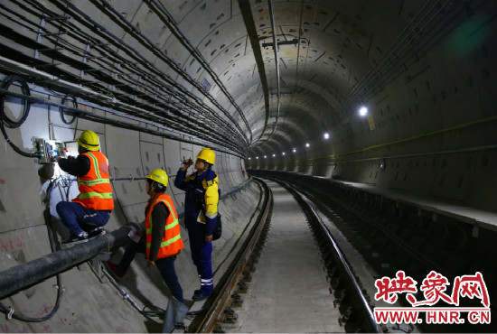 設(shè)施設(shè)備部通號(hào)室信號(hào)專業(yè)工程師正帶領(lǐng)著同事們進(jìn)行軌道信號(hào)轉(zhuǎn)轍機(jī)零件更換。