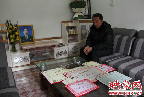 救火英雄鄭春光的父親和兒子獲得榮譽(yù)證書(shū)。