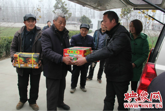 鄭春光的父親鄭慶兵和女兒鄭元元帶著他未完成的夢(mèng)想來(lái)到了鄭集鄉(xiāng)敬老院，看望慰問(wèn)居住在這里的五保老人。