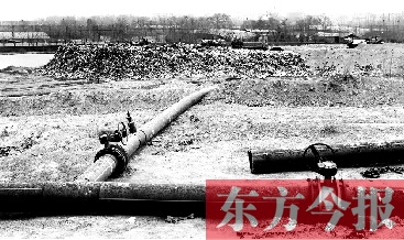 鄭州首座垃圾沼氣電廠并網(wǎng)發(fā)電，集氣管一端連接垃圾山深處，一端連接電廠集氣裝置