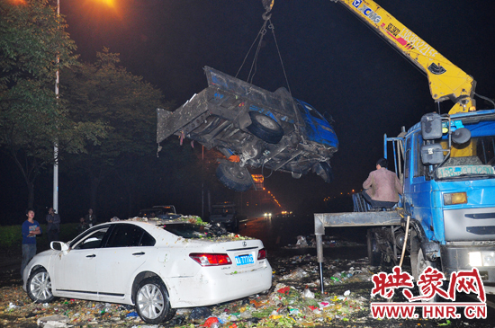 1點(diǎn)40許，兩輛車(chē)先后被吊起并拖離現(xiàn)場(chǎng)，停車(chē)場(chǎng)的幾位員工將路面清掃干凈，隨后該路段恢復(fù)通行。