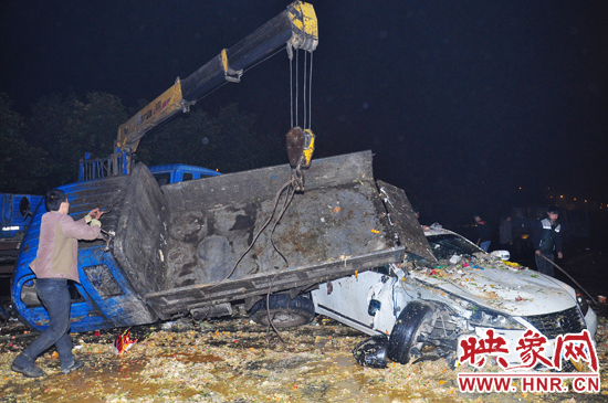 滿滿的一車(chē)泔水和垃圾傾瀉而下，鋪撒在路面和凌志車(chē)上，數(shù)十米遠(yuǎn)都能聞到泔水的惡臭。