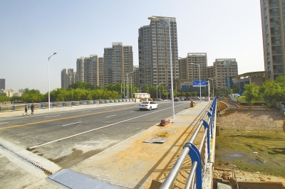 東風渠上又一座人車兩用橋正式通車。