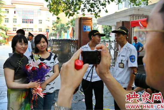 父親用手中的相機(jī)記錄下這重要的一刻。