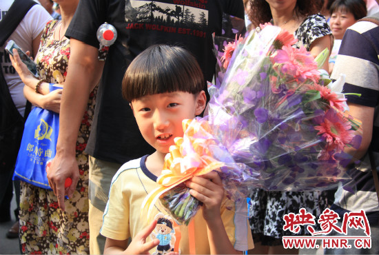 杜澤一直在考點(diǎn)門口等待表姐走出考場(chǎng)。