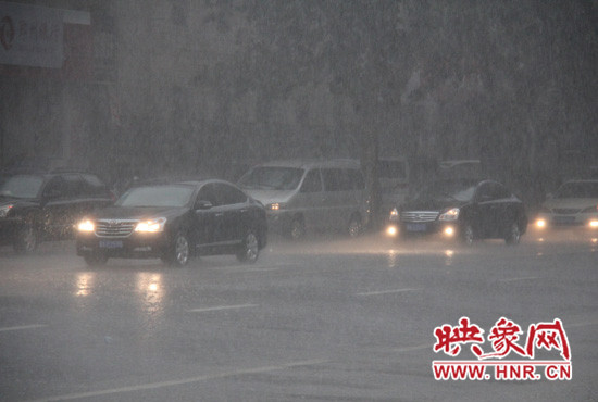 雨幕中的汽車已經(jīng)模糊起來(lái) 雨幕中的汽車已經(jīng)模糊起來(lái)